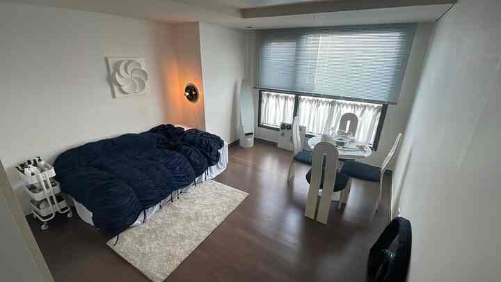 ホワイトとネイビートーンの寝室とダイニング、ヴィンテージとミッドセンチュリーモダン家具が調和した雰囲気のあるインテリア