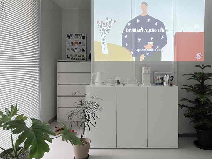 ホワイトとグレーのトーンが特徴のキッチンスペース、収納棚の上にコーヒー用品が置かれた、清潔感のあるおうちカフェ風インテリア