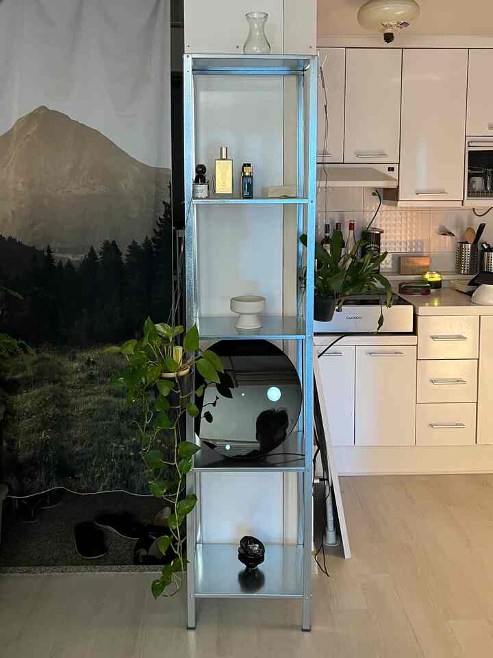 白を基調としたキッチン横にイケアのメタルシェルフが置かれている、シンプルでナチュラルな雰囲気のあるインテリア。観葉植物とオブジェが調和している