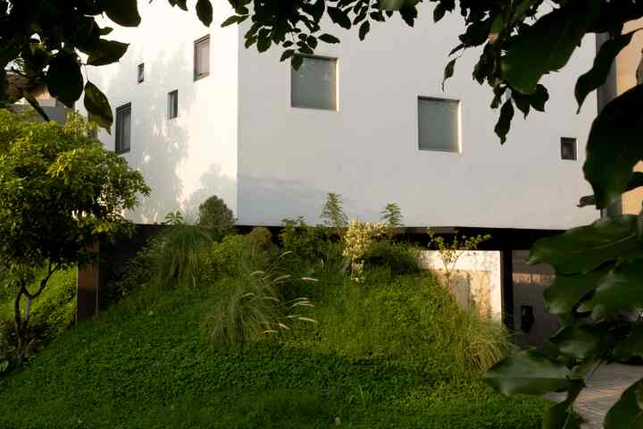 Rumah Abstrak Modern di Pojok Jalan