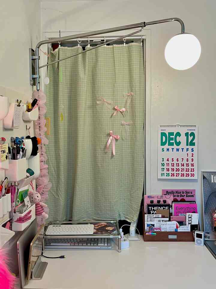 白とシルバーのトーンが調和するホームオフィスの机スペース、整った収納と壁付け照明が特徴的な作業空間