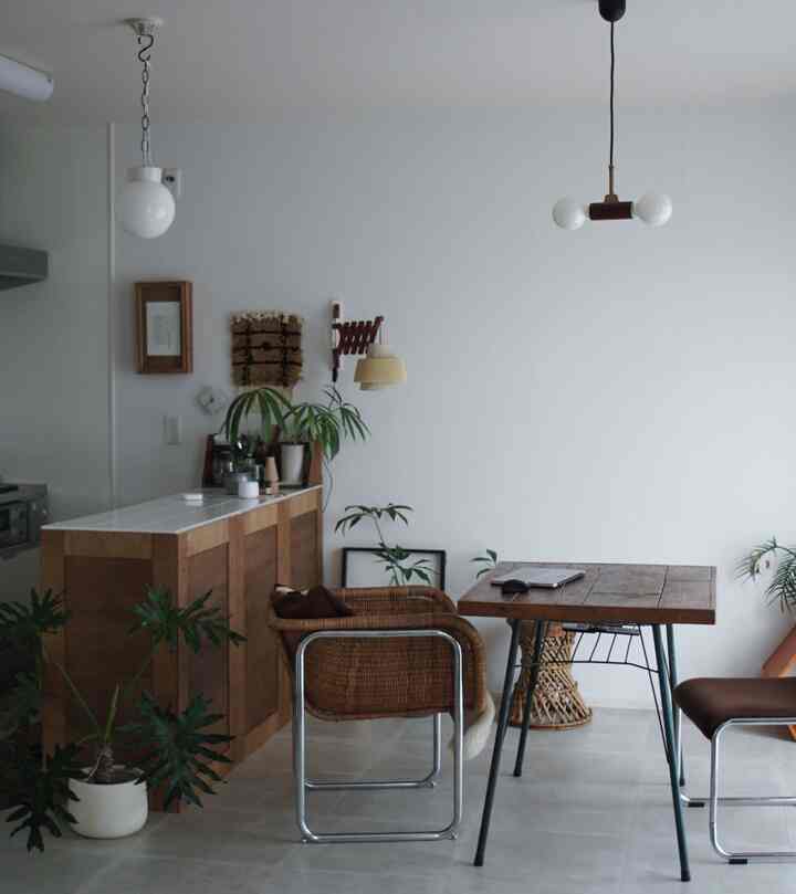 白い壁と自然な木目調の家具が配置されたナチュラルモダンなリビング兼ダイニングの雰囲気のある空間