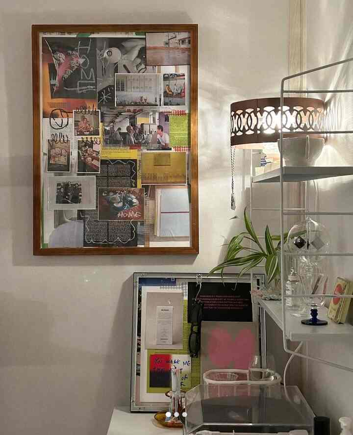 ナチュラルカラーと木目調の壁に額縁とポスターが配置された雰囲気のあるホームギャラリー空間