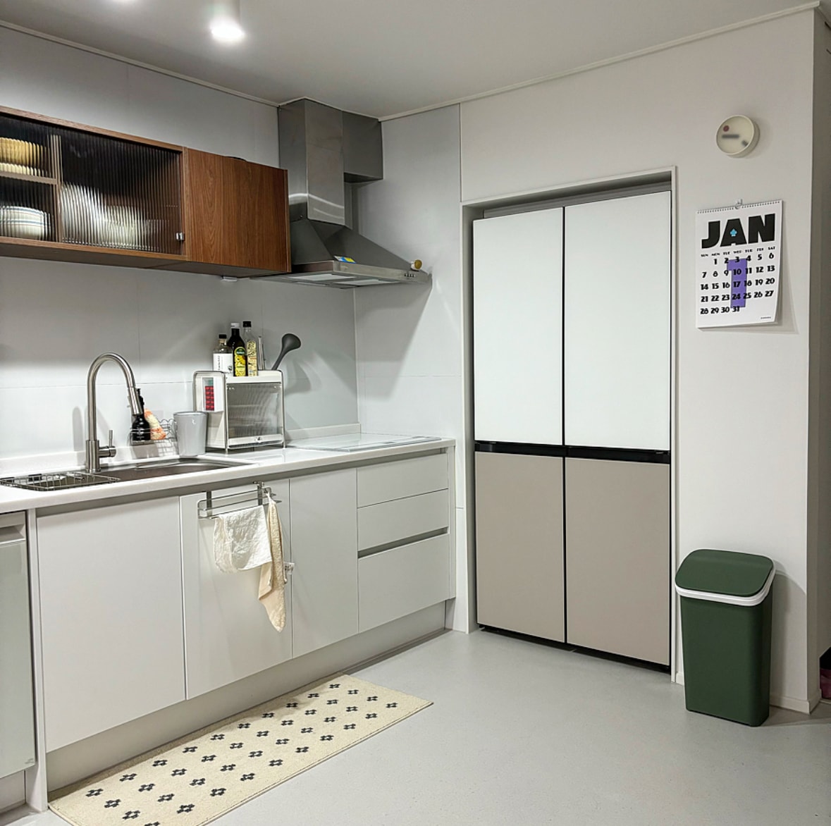 Metal Cosmetic Storage Organizer with Flip Door user photo