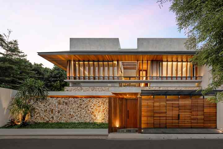Rumah Tropis dengan Aksen Batu Alam di Jakarta