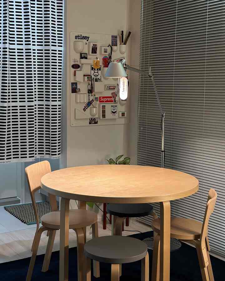 明るい木目調のリビングダイニング、丸いアルテックテーブルとアアルトチェアが配置されたシンプルで温かみのある空間