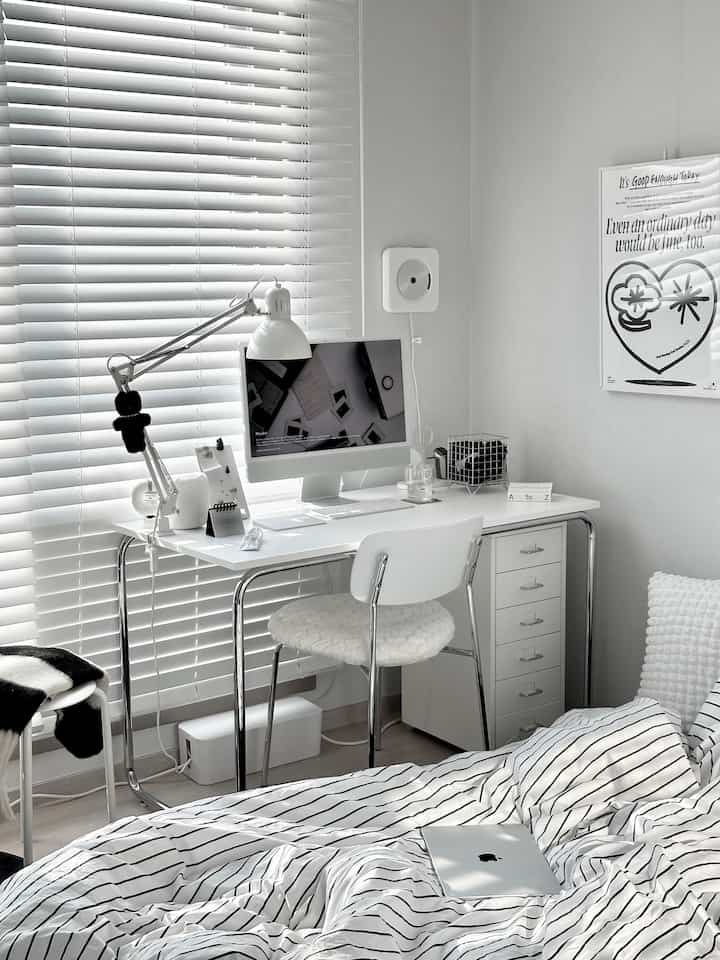 ホワイトとブラックのモノトーンのコンパクトなホームオフィス兼寝室、シンプルで清潔感のあるインテリア