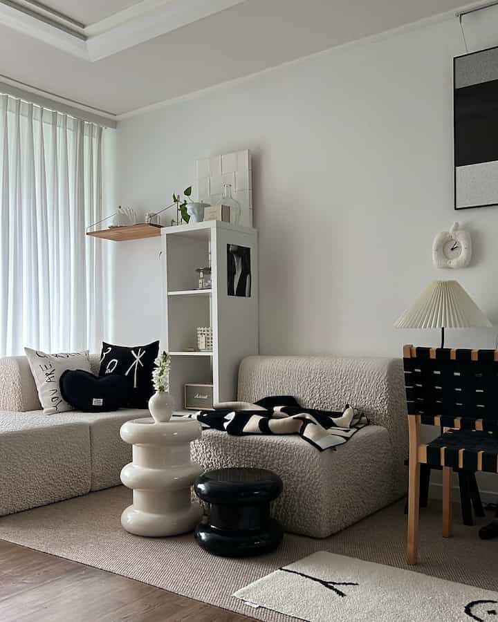 白とベージュのトーンのリビング、質感のあるソファとシンプルな家具が調和したモダンで自然な雰囲気のインテリア