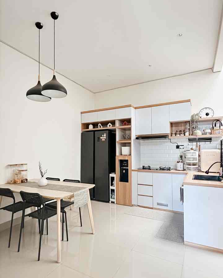 Rumah Putih & Kayu yang Segar di Mata