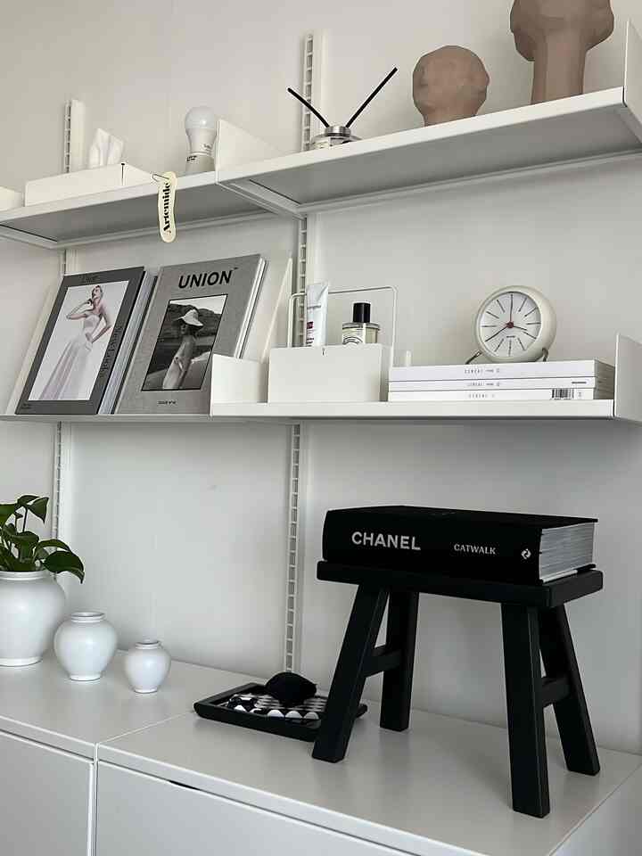 ホワイトトーンの収納家具とシンプルな小物が配置されたモダンなインテリア空間