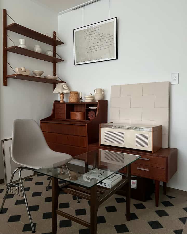 ナチュラルなブラウンとホワイトの色調のホームオフィス、ヴィンテージの木製家具とガラステーブル、ラグが調和した落ち着いた雰囲気のインテリア