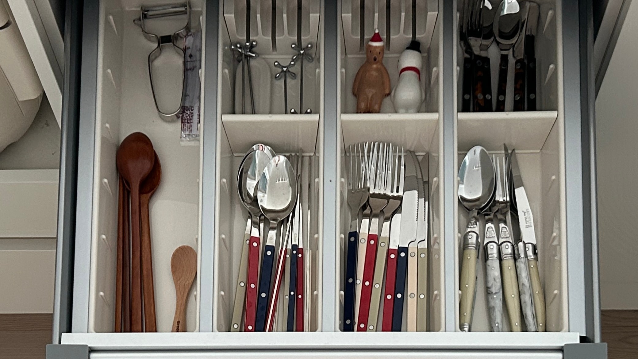 Modern Color-Handled Flatware Set for 2 (8-Piece) user photo