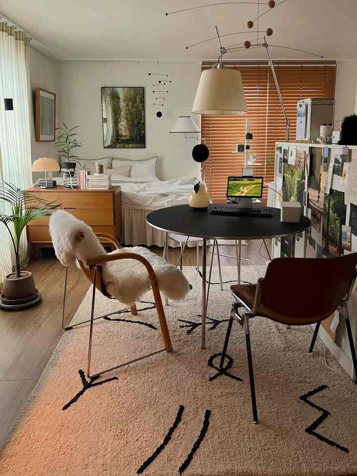 木目調と白を基調としたワンルームの寝室兼ホームオフィス、シンプルでナチュラルな雰囲気のインテリア