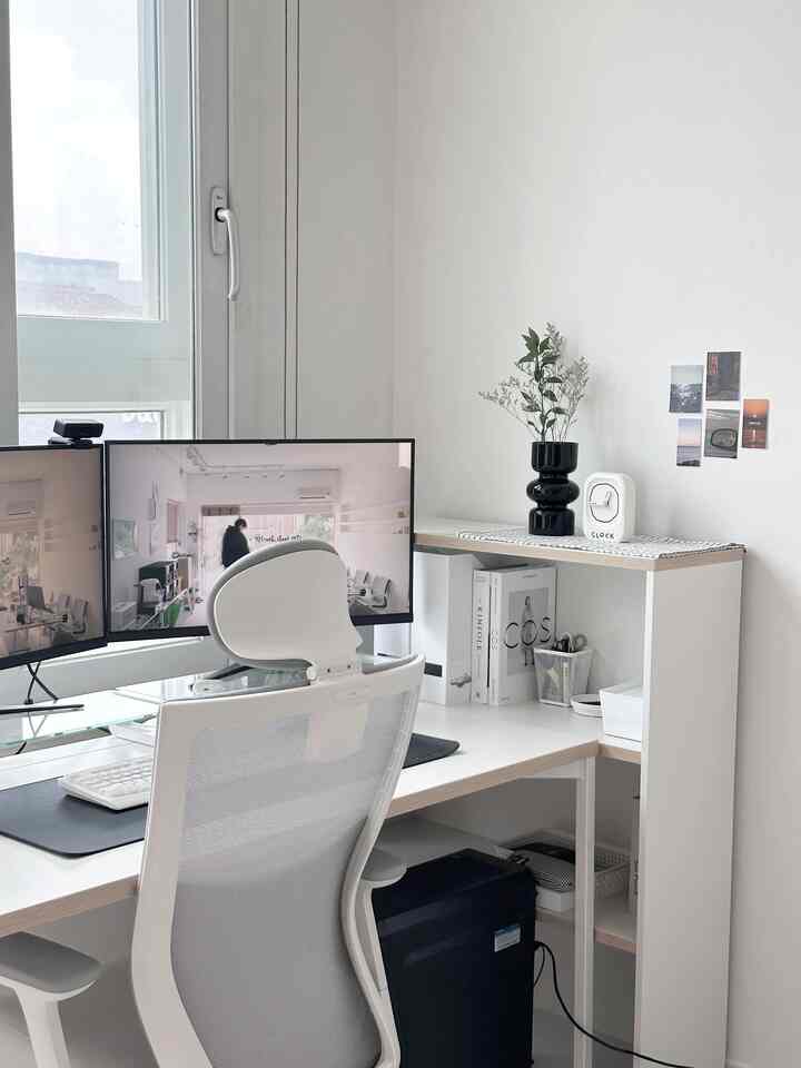 ホワイトとナチュラルウッド調のホームオフィス、デスクと人間工学チェア、整頓された収納が調和した落ち着いた雰囲気の空間