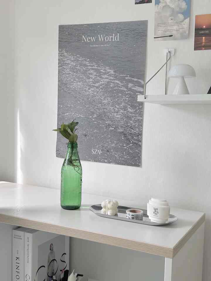 白と緑の調和があるリビングの棚にミニマルな小物とトレイが配置された清潔感のある空間