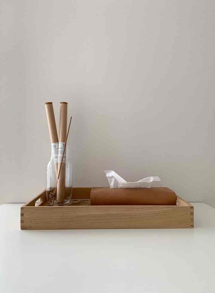 ナチュラルな木目とシンプルなアイテムが置かれた清潔感のある多用途スペース