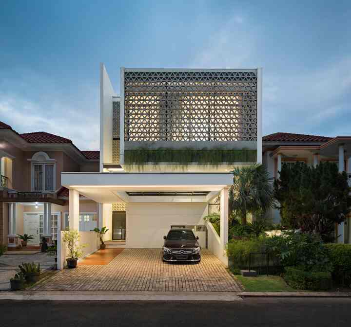 Split Level dengan Taman di Tengah Rumah