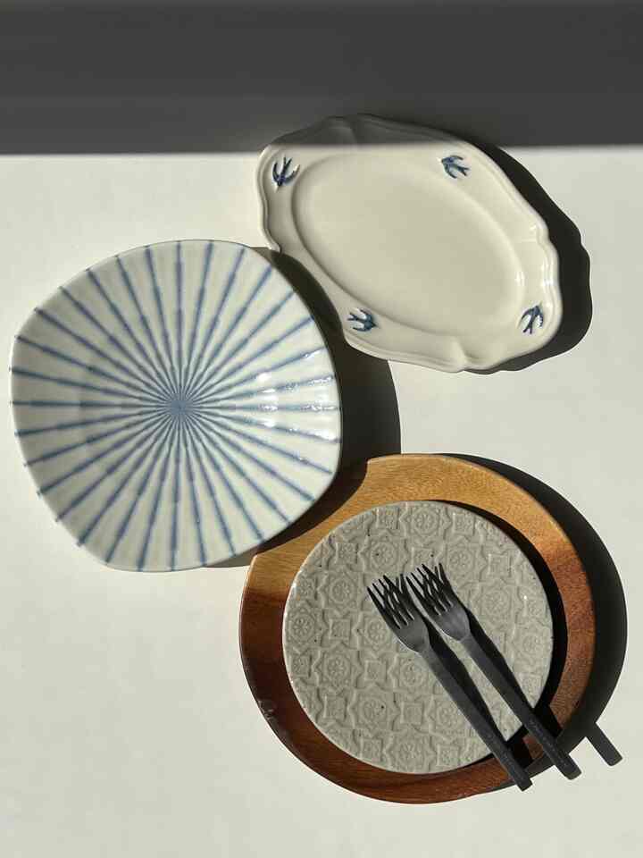 温かみのあるナチュラルカラーの皿が並ぶ、清潔感と素朴な雰囲気のあるインテリア