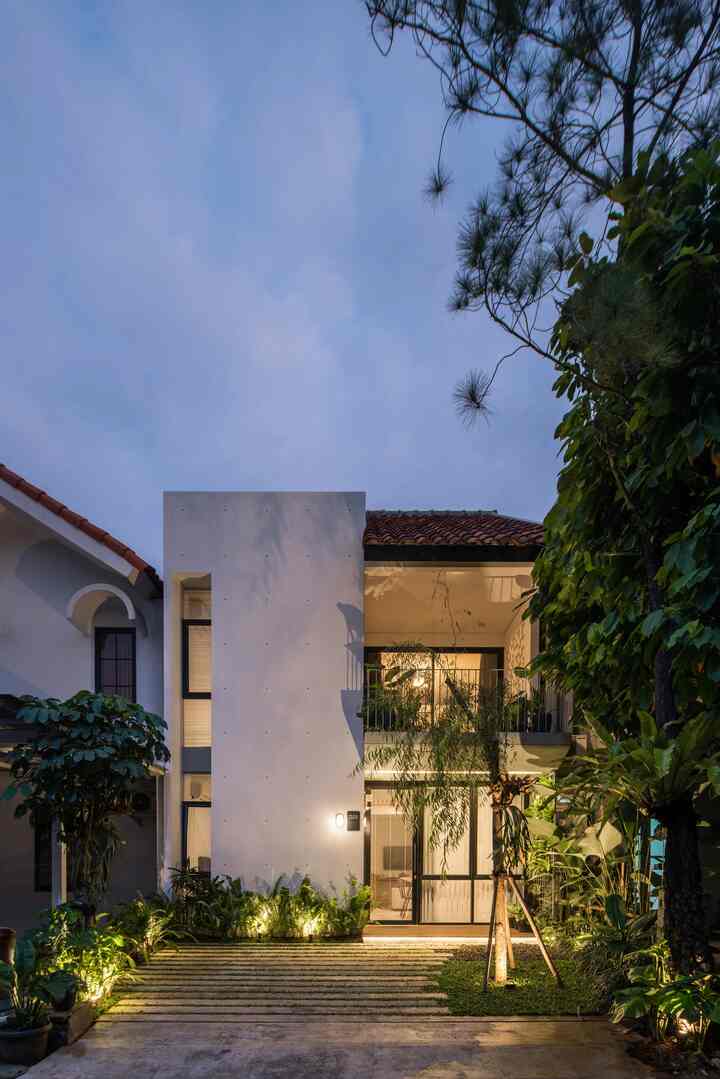 Rumah Tropis dengan Fasad Kotak