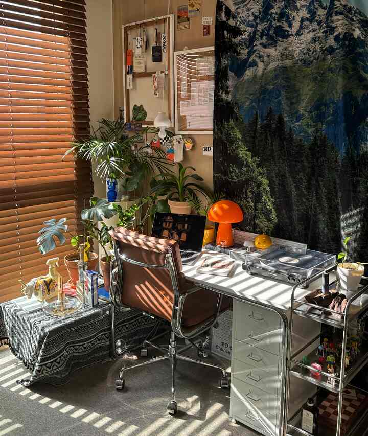 暖かいブラウンとホワイトのトーンが調和した植物のある自然を感じるホームオフィスのインテリア