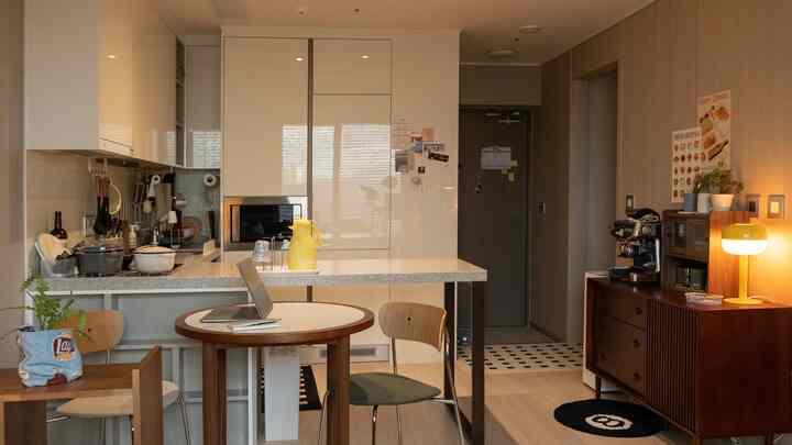 ライトブラウンとホワイトの色調が調和する小さなダイニングキッチン、ミニマルでモダンな雰囲気のインテリア