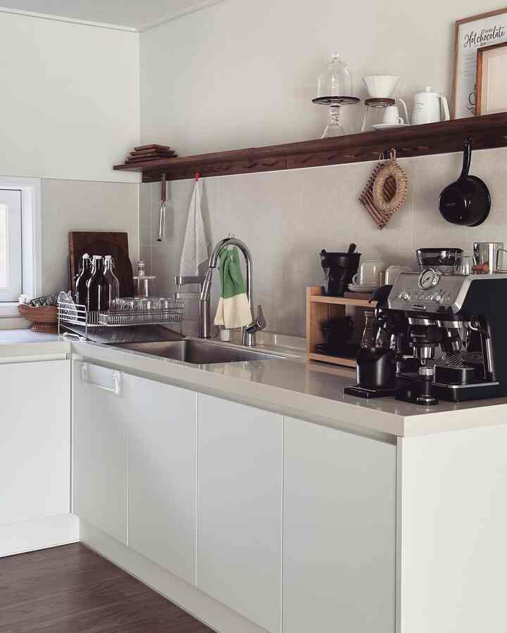 白と茶色のトーンのキッチン、シンクとコーヒーマシンが配置された雰囲気のあるおうちカフェ空間