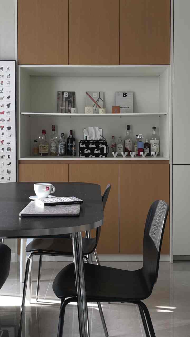 白と茶色の色調のダイニングルーム、ダイニングテーブルと椅子が配置された落ち着いた実用的な空間