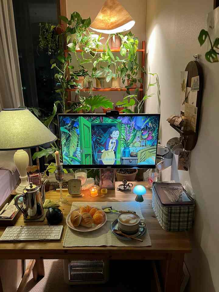 温かみのあるナチュラルトーンの寝室、植物とヴィンテージ小物が配置された感性的なインテリア空間