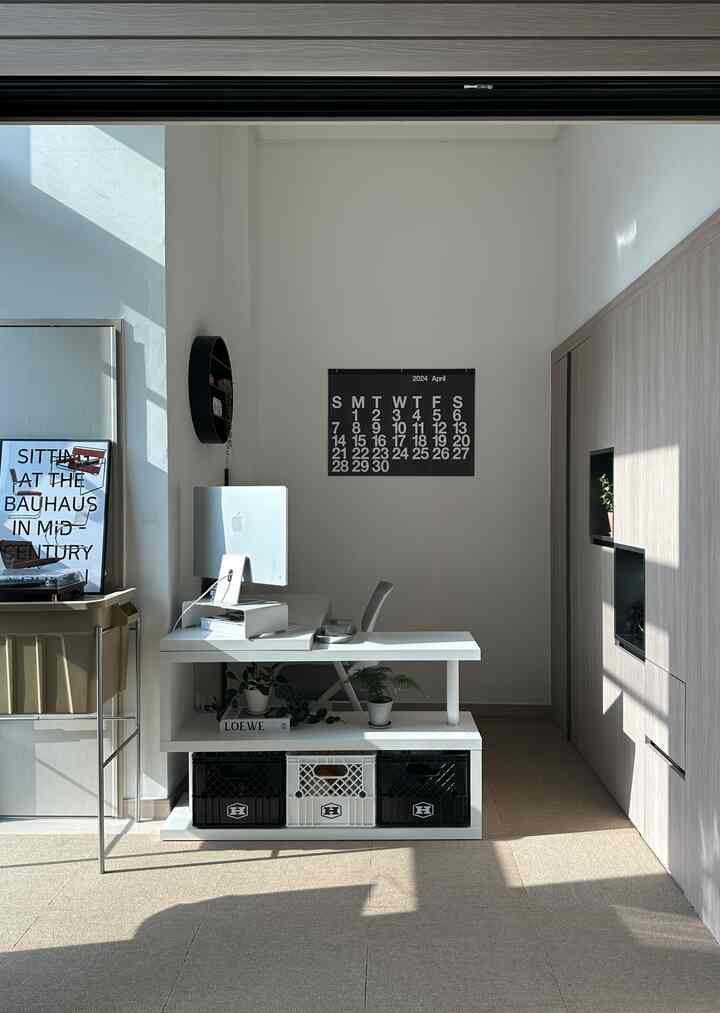 白とベージュの落ち着いたトーンのホームオフィス、シンプルで清潔感のあるデスクと椅子が配置された雰囲気のあるインテリア