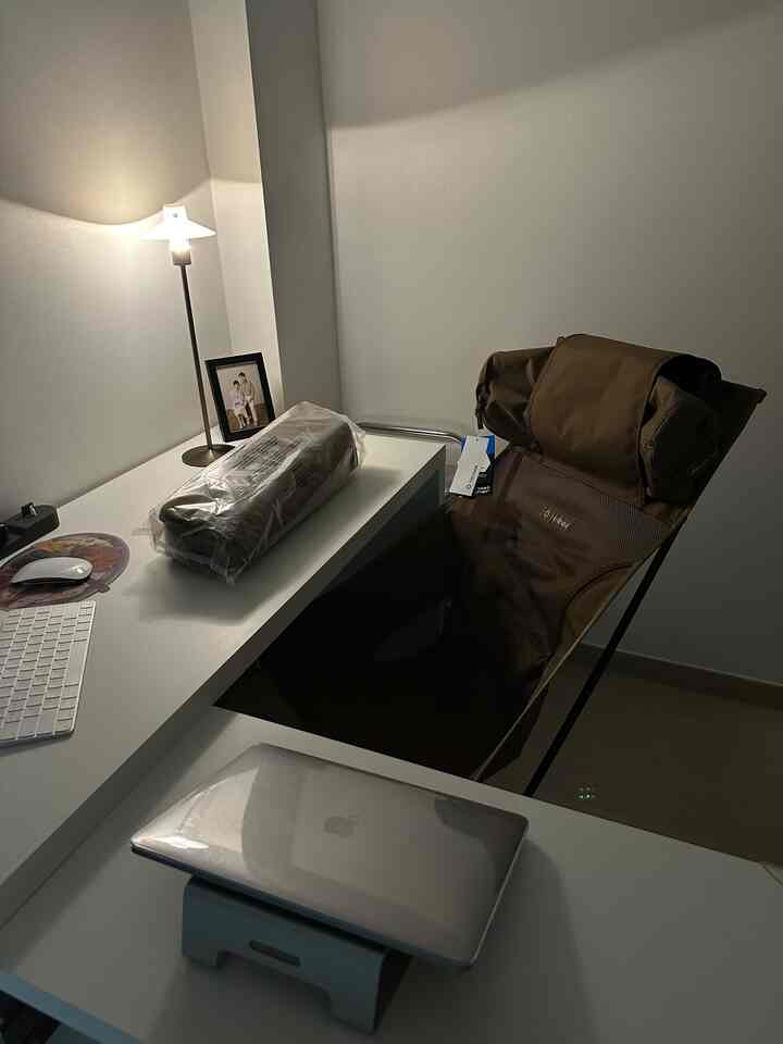 白と黒のモノトーンな小さなホームオフィス、机とオフィスチェアが配置された清潔感のある作業空間