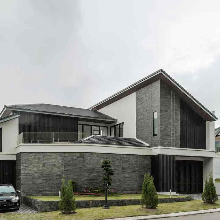 Rumah Tropikal dengan Fasad 'Tertutup'