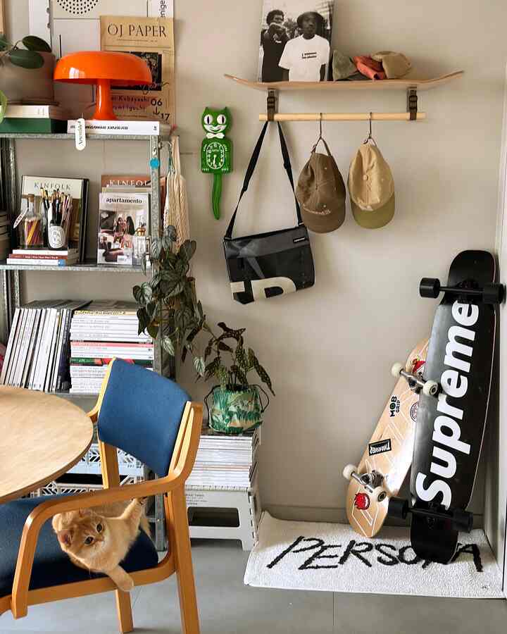 ナチュラルトーンのリビングルーム、青い椅子とスケートボードが配置された雰囲気のあるインテリア