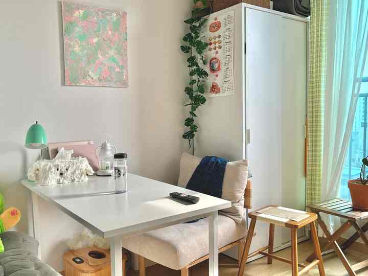 白い壁と木目調家具が調和した一人暮らし向けのナチュラルで落ち着いたおうちカフェ空間