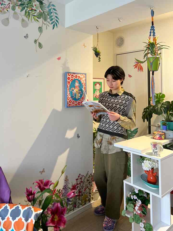 ナチュラルカラーの玄関、植物とウォールデコが配置された明るく居心地の良い空間