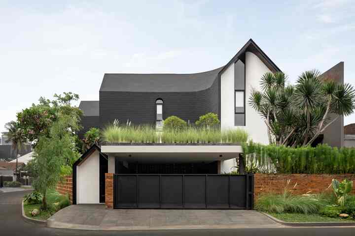 Rumah Fasad Unik, Tertutup dari Luar dengan Bukaan