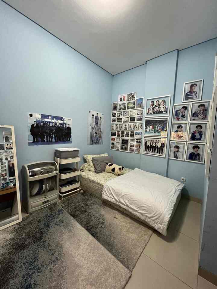 Kamar Biru Milik ARMY di Antara Gedung Pencakar Langit