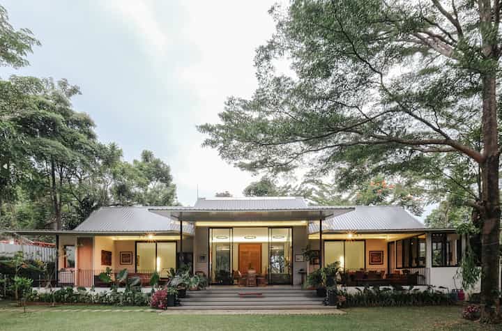Rumah dengan Taman Luas di Bogor
