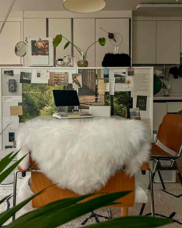 ホワイトと木目調の8坪ワンルーム、長いウォークインクローゼットの壁とシープスキンラグが掛かった木製チェアがある落ち着いた化粧台デスクルーム