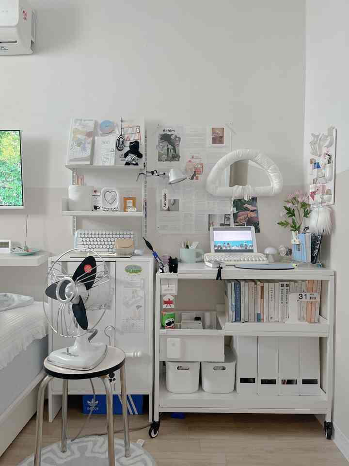 ホワイトとナチュラルウッド調のコンパクトな書斎、ミニマルなデスクと書棚が整然と配置された雰囲気のあるインテリア