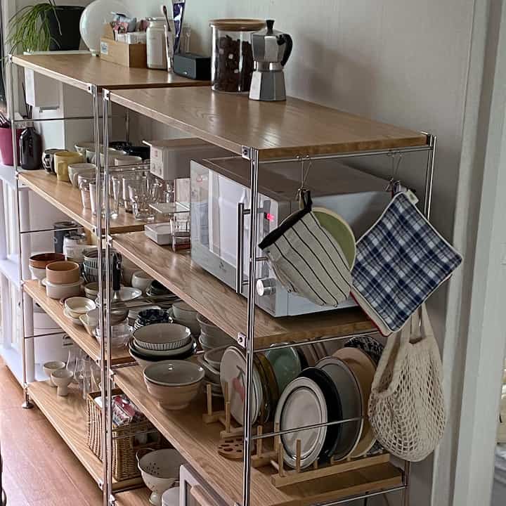 ミッドセンチュリーモダン風 皿用隙間収納のインテリアコーディネート