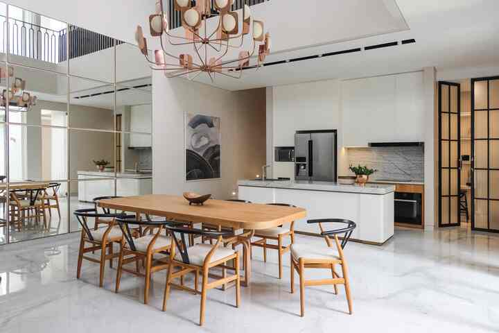 Rumah Modern Scandinavia Berwarna Putih & Emas