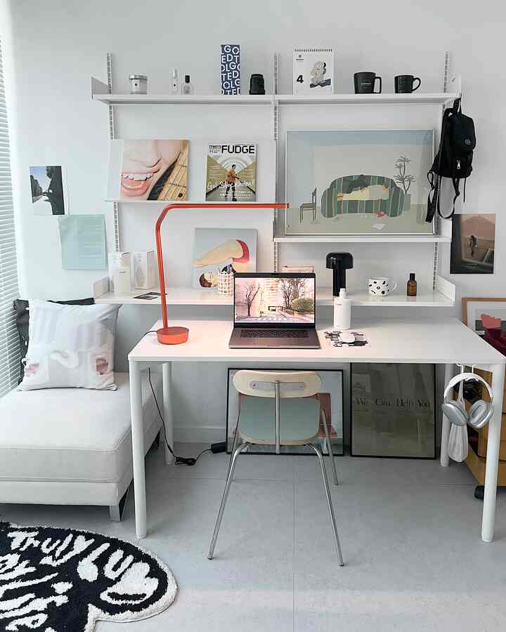 白とスカイブルーのモダンなホームオフィス、デスクとチェア、壁の棚が整然と配置された印象的な作業空間