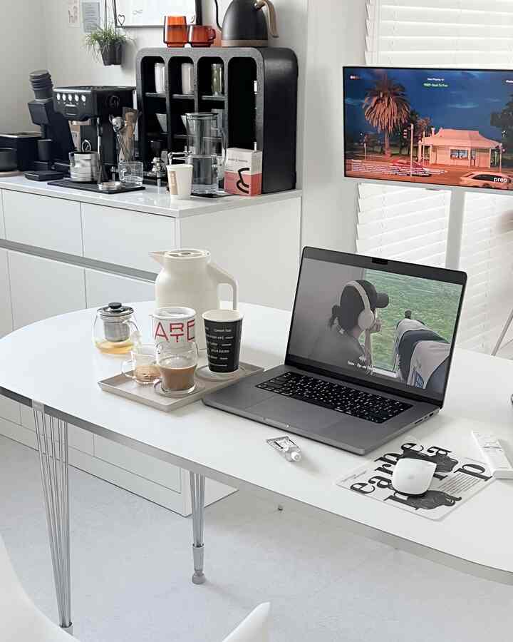 白を基調としたホームオフィス兼おうちカフェ空間、コーヒー器具とノートパソコンが置かれた清潔でモダンな雰囲気のインテリア