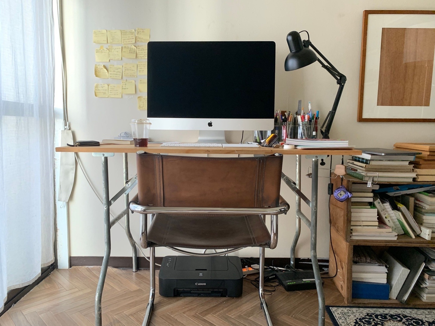 EBCO WISHBONE LEGS 折りたたみテーブル用脚を使ったインテリア