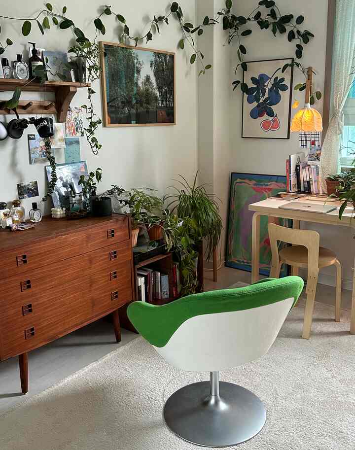 ナチュラルカラーと木目調が調和する寝室、棚と額縁が配置された雰囲気のあるワークスペース