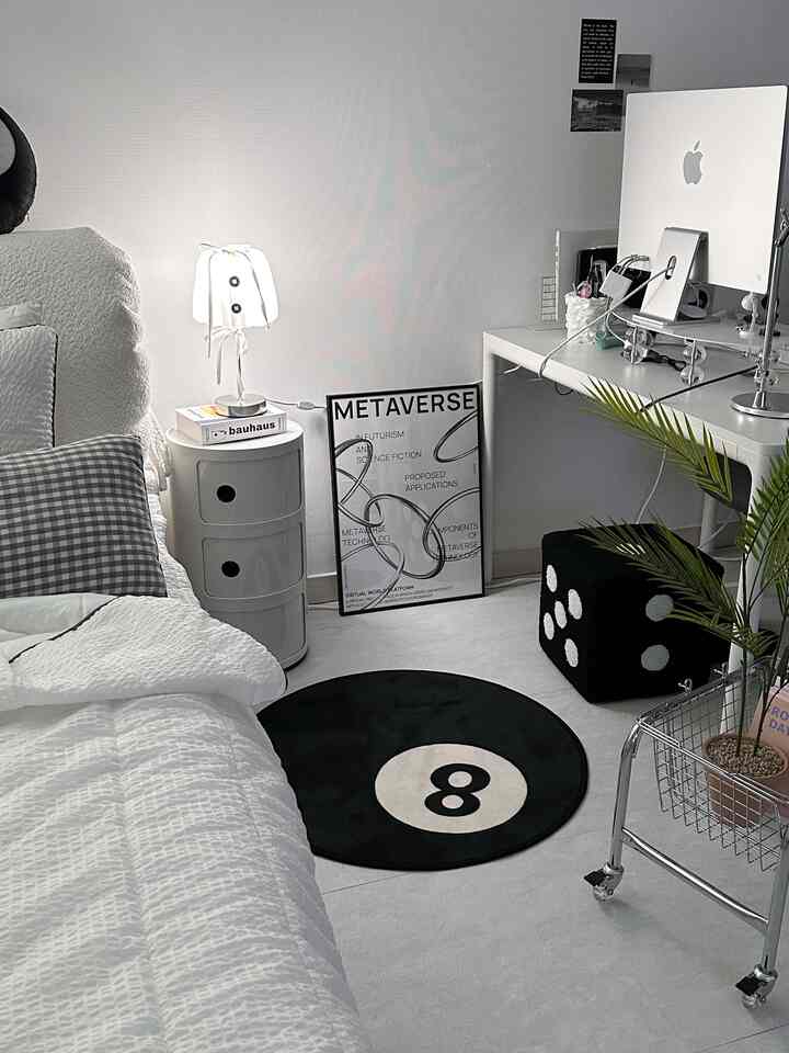 ホワイトトーンの寝室、ベッドとデスクの間にモダンな家具と8番ボールのラグが配置された清潔感のある空間