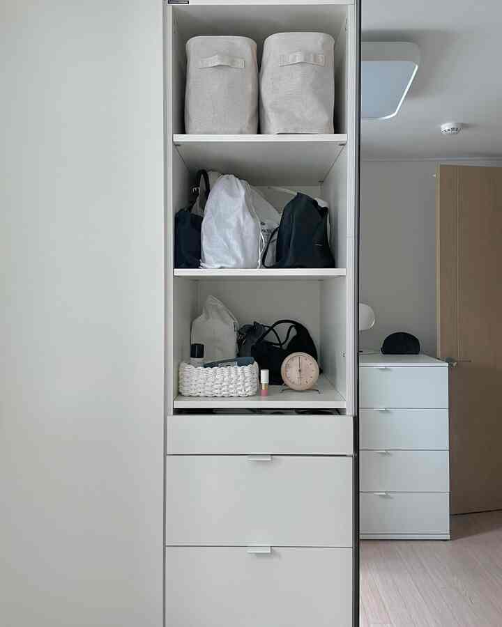 白を基調としたクローゼットとチェストが配置されたシンプルで清潔感のある収納空間