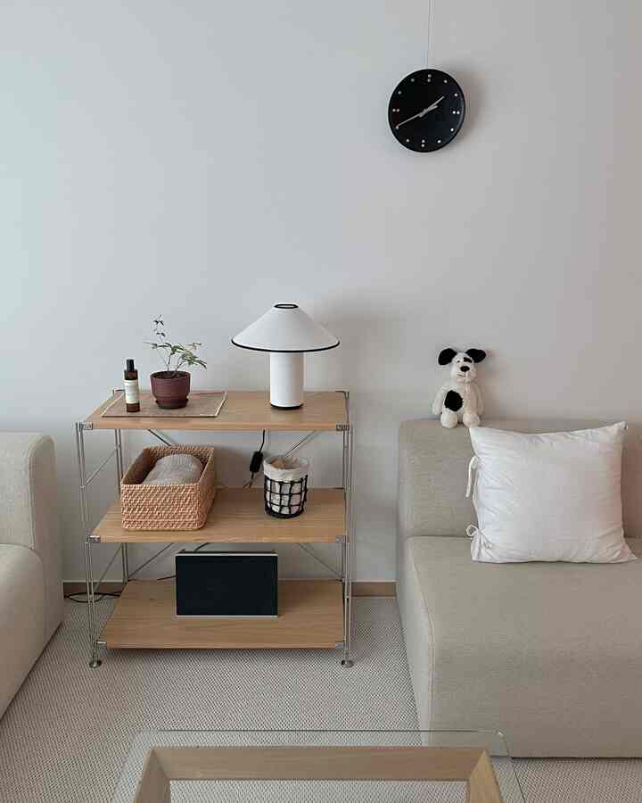 ナチュラルな色調の木目とベージュのソファが配置されたリビング、シンプルで落ち着いた雰囲気のインテリア