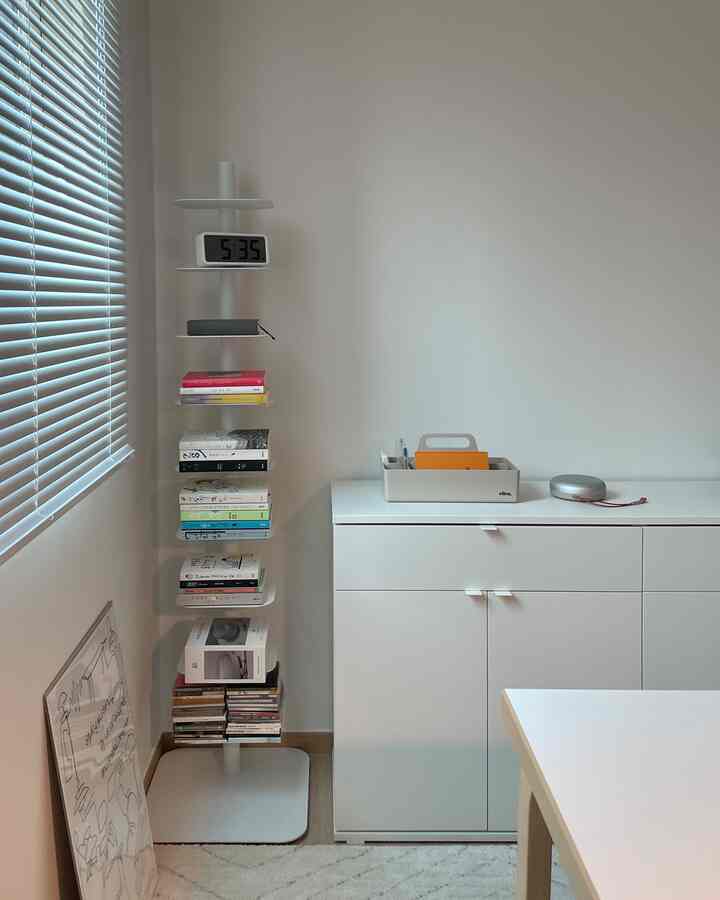 白を基調としたコンパクトな部屋に、デザインウィズインリーチのストリーブックケースと多用途収納が配置された印象的なインテリア