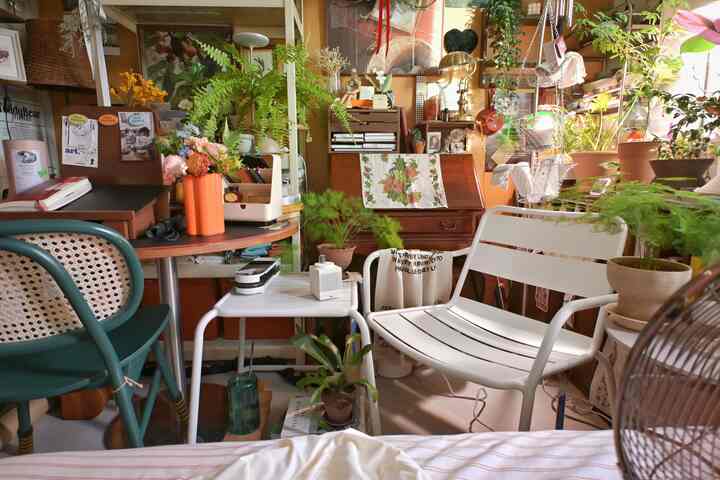 暖かい木目調と植物が調和した居心地の良い作業兼休憩スペース、多様な収納とテラスの雰囲気